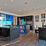 Large Modern Kitchen with glass backsplash - 